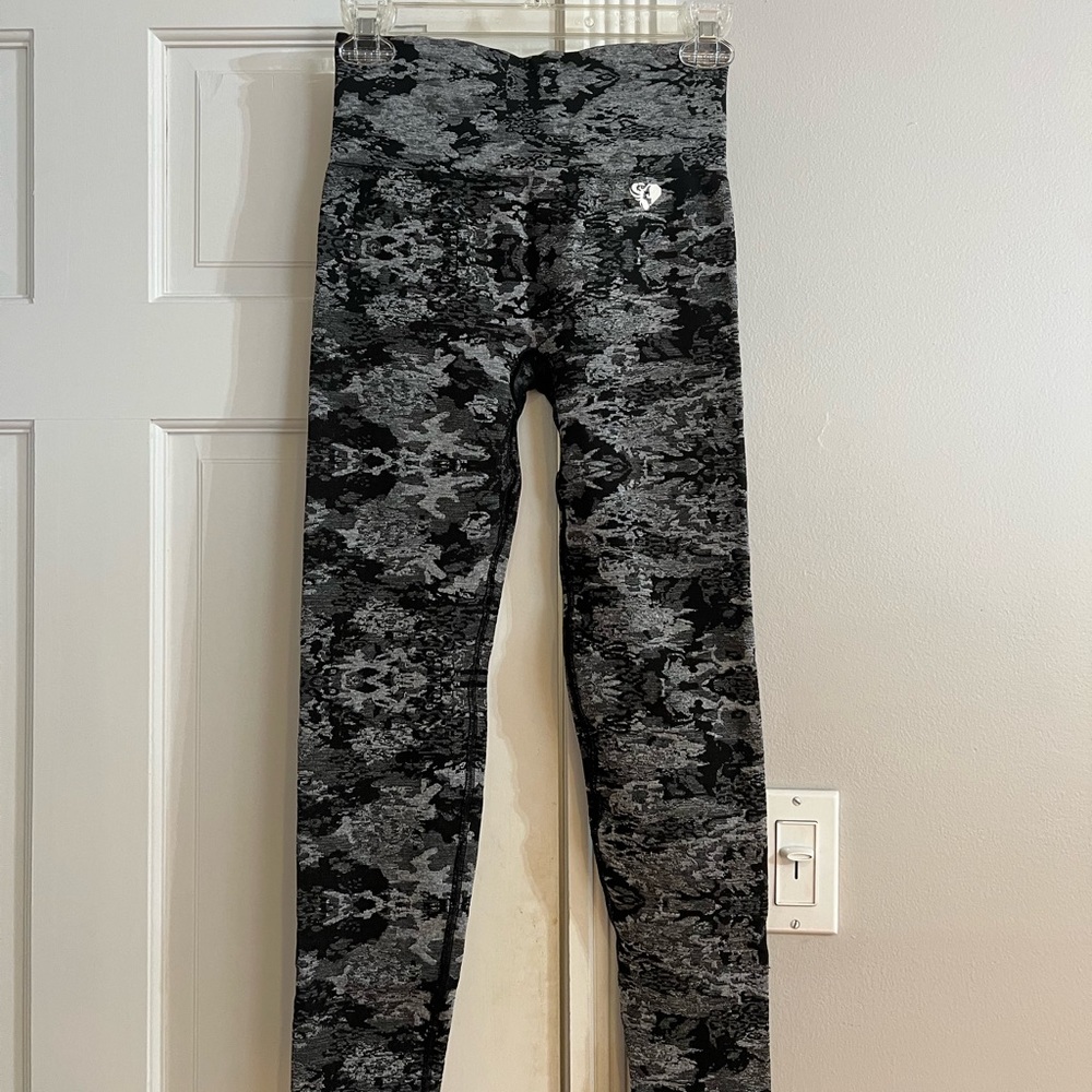 ❌SOLD❌Women’s Best camo leggings
